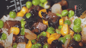 出鍋前加蠔油、生抽調(diào)味，撒點(diǎn)熟白芝麻即可。