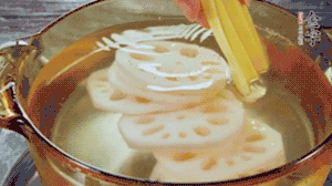 把藕和土豆焯水至八成熟，盛出瀝干水分。