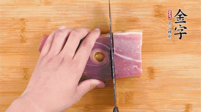 金字火腿切片，老豆腐切成塊，海鮮菇洗凈。