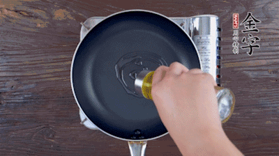 魚頭對開，洗凈瀝干。鍋中加油，把魚頭兩面煎至金黃色，期間加蔥姜，每面約需時(shí)2-3分鐘。