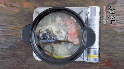 放豆腐、海鮮菇繼續(xù)中小火煮5分鐘。