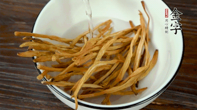 黃花菜、香菇提前泡發(fā)。黃花菜去掉硬頭，香菇切片。