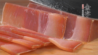 金字火腿切片，溫水浸泡5分鐘。