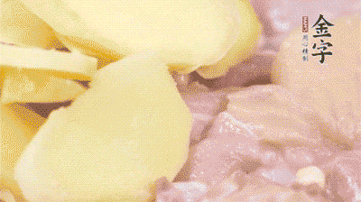 雞肉剁塊，用料酒、蔥、姜、鹽、糖拌均腌制20分鐘。