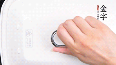 大火煮開后，再上鍋中火蒸20分鐘，出鍋后撒上蔥花。