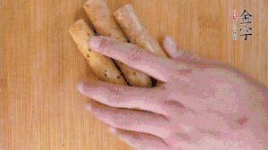 山藥去皮切斜刀塊，毛豆去外殼去膜，姜切片。