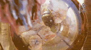 鍋中依次放姜片、排骨、火腿，加料酒、清水煮開(kāi)轉(zhuǎn)小火煮30分鐘。