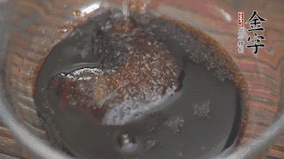 調(diào)配醬汁：耗油、生抽、老抽、糖、鹽、清水?dāng)嚢杈鶆颉?>
					</div>
					<span>步驟 3/5</span>
					<p>調(diào)配醬汁：耗油、生抽、老抽、糖、鹽、清水?dāng)嚢杈鶆颉?/p>
				</li><li>
					<div   id=