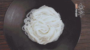 依次放入黃瓜絲、花生米、燙熟的豆芽、麻辣香腸、香菜、擺盤(pán)即可。