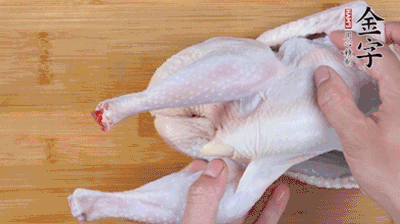 菌菇分別冷水泡發(fā)。雞處理干凈后剁成小塊，放水中浸泡半小時(shí)去血水。