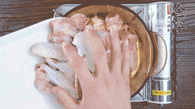 加料酒、蔥姜焯水2分鐘，清洗備用。