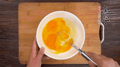 雞蛋加鹽、料酒打散后，加1.5倍溫水?dāng)嚢杈鶆颉?>
					</div>
					<span>步驟 2/5</span>
					<p>雞蛋加鹽、料酒打散后，加1.5倍溫水?dāng)嚢杈鶆颉?/p>
				</li><li>
					<div   id=