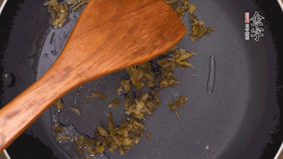 鍋中3成油溫時(shí)，下雪菜、辣椒圈翻炒40秒。