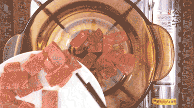 砂鍋中依次放火腿片、豆腐，大火燉開轉(zhuǎn)中小火。