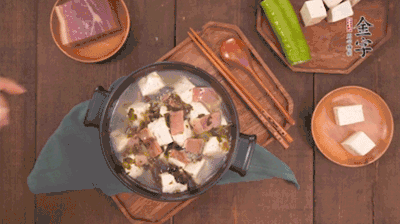 出鍋前撒蔥花。