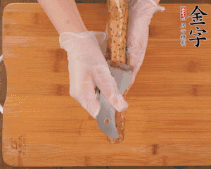 山藥去皮切滾刀塊，熱水汆燙30秒，撈出冷水浸泡。