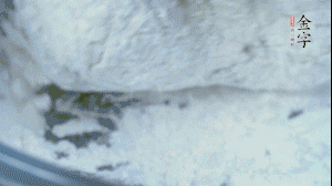 【面皮】2.將糯米粉和粳米粉混合，加煮好的艾草和適量清水，揉搓成面團。