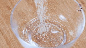 制作醬汁：1湯匙蠔油、1湯匙涼開水、2湯匙生抽、1/2湯匙白砂糖、少許辣椒圈。