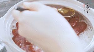 沿鍋邊倒一圈食用油蓋蓋，繼續(xù)小火燜8分鐘。