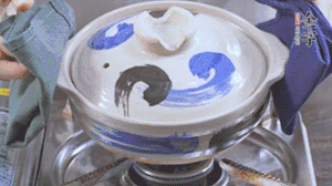 每隔30s將鍋傾斜一側(cè)。（受熱更均勻，鍋巴更噴香）