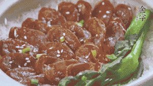 燜好后放入小青菜，均勻淋上醬汁，撒上蔥花或芝麻即可。