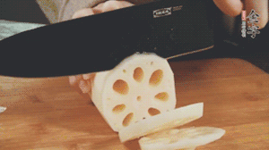 蔬菜清洗干凈切片。