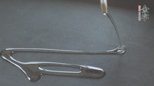 鍋中加少許油，爆香蔥姜蒜、香料 ，喜歡麻的也可以加點(diǎn)花椒！接著放入郫縣豆瓣醬煸炒出紅油。