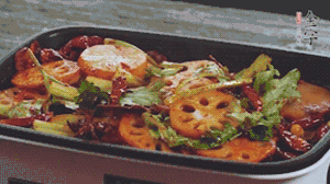 加入金字麻辣香腸，翻炒5分鐘左右。再加入之前準(zhǔn)備好的蔬菜，翻炒均勻，最后放入蝦。