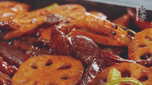 撒上芝麻和蔥，一道鮮香熱辣的麻辣香腸香鍋就做好了！