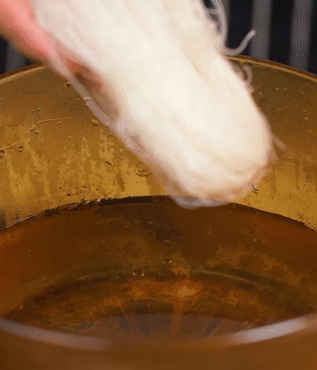 咸肉剁成咸肉糜，加入蔥姜末、香油攪拌均勻。