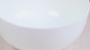 香腸切片，南瓜洗凈去皮切小塊，洋蔥切絲，米淘洗干凈備用。