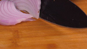 鍋中少許油，熱油倒入香腸煸炒出油，倒入南瓜塊、洋蔥翻炒片刻。