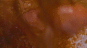 米放電飯鍋，倒入配菜，湯汁一起倒入（湯汁剛好沒(méi)過(guò)食材即可），電飯鍋開(kāi)啟煮飯模式，煮好燜20分鐘，撒蔥花。