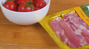 洋蔥、土豆切丁塊，火腿切小片，小番茄對半切開。