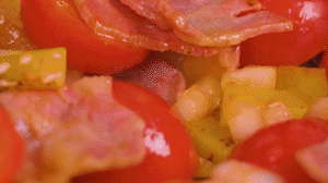 接著放入土豆和洋蔥，翻炒兩分鐘斷生。