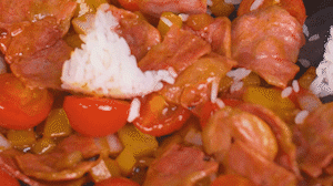 將米飯倒入鍋中搗散，同其他食材混合拌炒均勻關(guān)火。