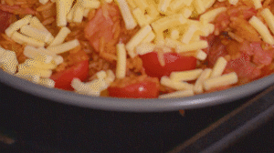 烤箱上下火180度預(yù)熱，將米飯分別盛入容器中。表面均勻的撒上馬蘇里拉芝士碎，放進(jìn)烤箱中層烤20分鐘左右，待芝士融化上色即可。