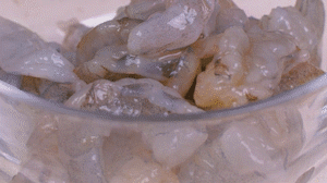 蝦去殼去蝦線，加姜絲、鹽腌制15分鐘，微煎1分鐘備用。