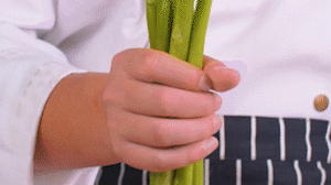 蘆筍刨去老筋，斜切小段。