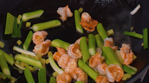 加入煎好的蝦仁，XO醬，以適量鹽、糖進行調味翻炒。