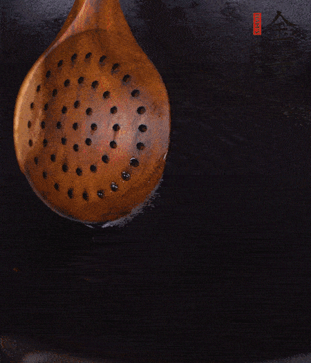 鍋中多倒些花生油，油溫達(dá)80度時，下芋頭丁炸 40 秒，直到表皮金黃，撈出待用。