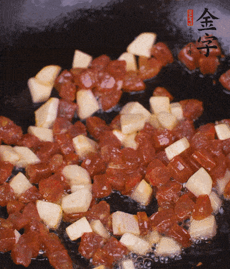 鍋中熱油，下香腸丁、茭白丁大火炒出香味。倒入米飯拍散，炒2～3分鐘。