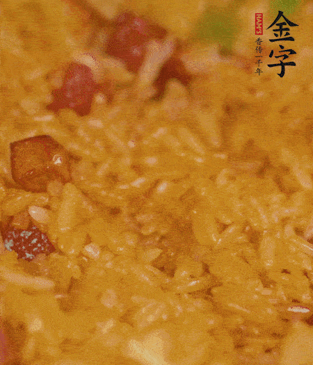 放一撮鹽、生抽少許，倒入炸好的芋頭。最后撒蔥花、蒜末翻炒均勻。