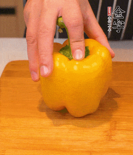 干花菇提前泡發(fā)，胡蘿卜、青椒、黃椒和花菇切丁，小紅椒切圈，小蔥切末。