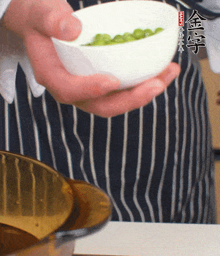 胡蘿卜、豌豆和干花菇焯水。