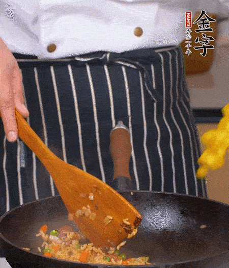 加咖喱塊、少許鹽、白糖調(diào)味，炒至咖喱塊融化后，倒米飯，翻炒至每粒米飯都包裹上咖喱，再放黃椒、青椒粒，出鍋前加菠蘿粒和小蔥翻拌均勻。