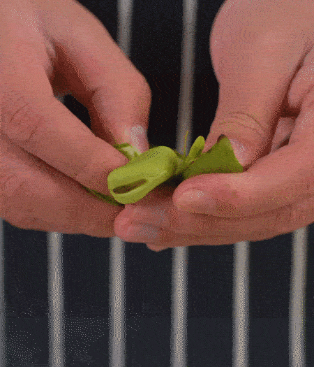 選用鮮嫩蠶豆，剝?nèi)ネ鈿ち粝露姑紫磧?，掰開成兩瓣。