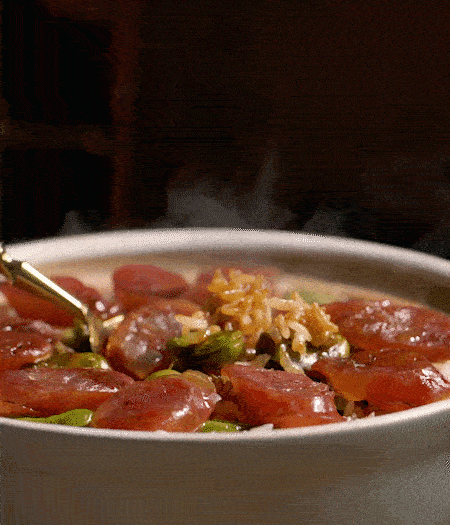 用生抽、白糖、蠔油、芝麻油調(diào)個(gè)汁，淋汁、攪拌、開吃。