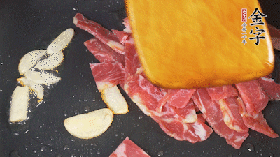 意面按照包裝時(shí)間煮熟過(guò)涼水，金字淡火腿切成小片。