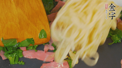 鍋中倒油燒熱，蒜片煸香，淡火腿略翻炒。